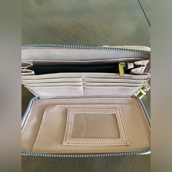 Betsey Johnson Quilted Heart zip around clutch Wallet Wristlet pale Pink - Picture 4 of 10